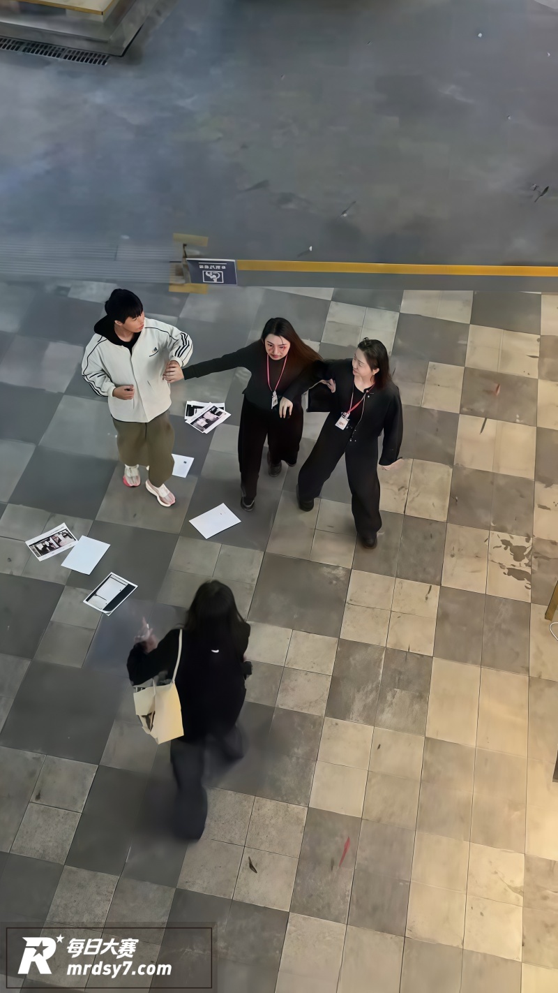 原配当街持刀砍小三 相关图片2